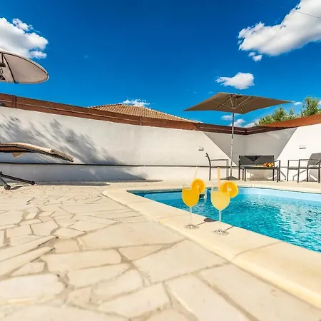 Luka Apartment